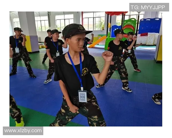 卡卡球场传奇再现：连帽卫衣演绎足球之王的青春风采